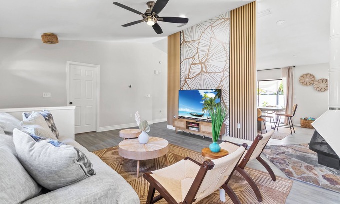 Wexford Leas House | Bohemian Tropical Paradise Palm Harbor. Pool Home. 10mins to Honeymoon Island.