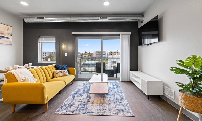 Downtown Des Moines Apartment | Boho 2B1B w/Wi-Fi, Balcony Views, Coffee + Parking