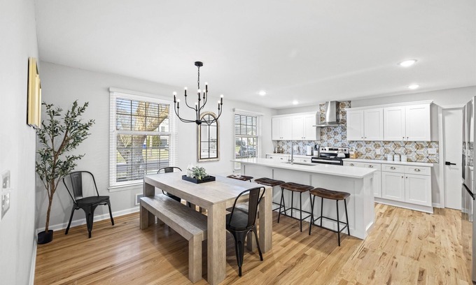 Overland Park House | Boho Beauty Newly Remodled 4BD/3 FULL BATH