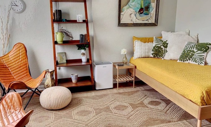 Historic Downtown Melbourne Apartment | Boho Charm, Historic 1br -Steps to downtown