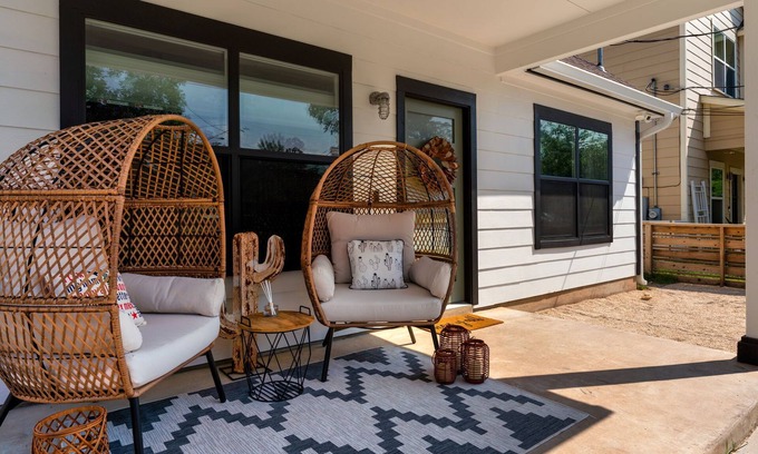 Govalle House | Boho-Chic East Austin Home - 3bdrm 2.5ba - Convenient to Downtown, UT & Airport