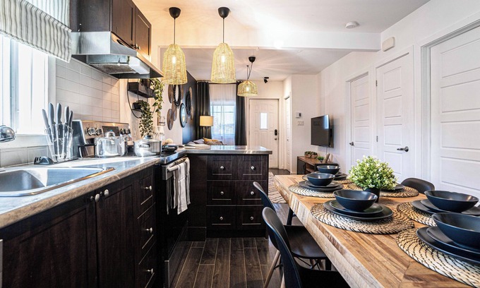 Saint-Hubert Apartment | Boho Chic Retreat: 15-minute to DT & Free Parking