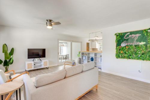 Paver Park House | Boho-Chic Sarasota Hideaway Yard and Fire Pit!