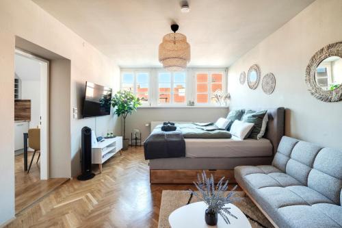 Graz City Centre Apartment | Boho Design Studio - Historic City Center with Free Parking & AirCon by HERO HOMES