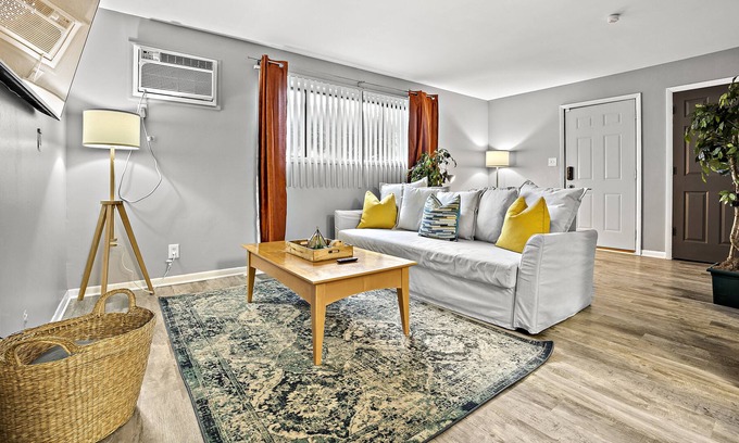 Aurora Apartment | Boho Jungle Themed Apartment/75"TV/MemoryFoam Mattresses/FastWiFI/AppleTV/