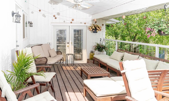 Red Deer House | Boho Oasis, 3000 sq ft, hot tub, 20 min. to the beach!