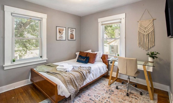 Vine House | Boho Private Room Central Kzoo Waiting for You!