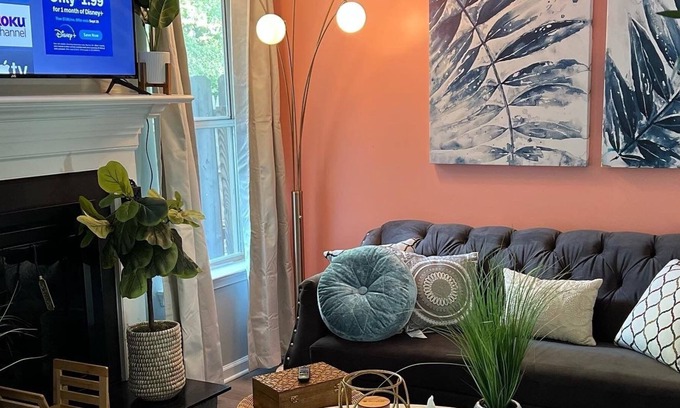 New Castle House | Boho Serenity Convenient, Fast Wi-fi 3BR 1.5Ba TH