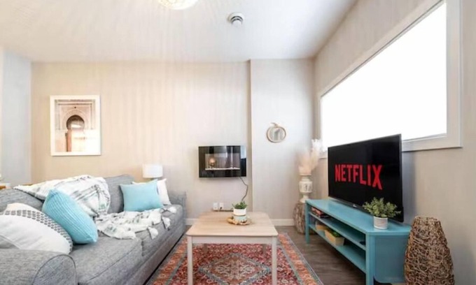 North Central Edmonton House | Boho Suite - Long Stays - King Bed - Fireplace & WiFi
