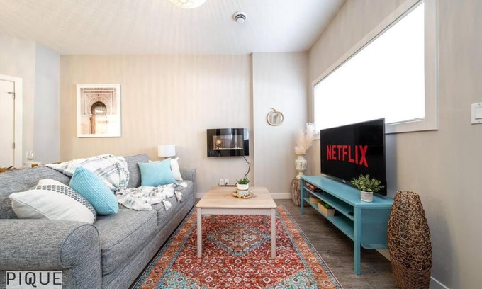 North Central Edmonton House | Boho Suite - Long Stays - King Bed - Fireplace & WiFi