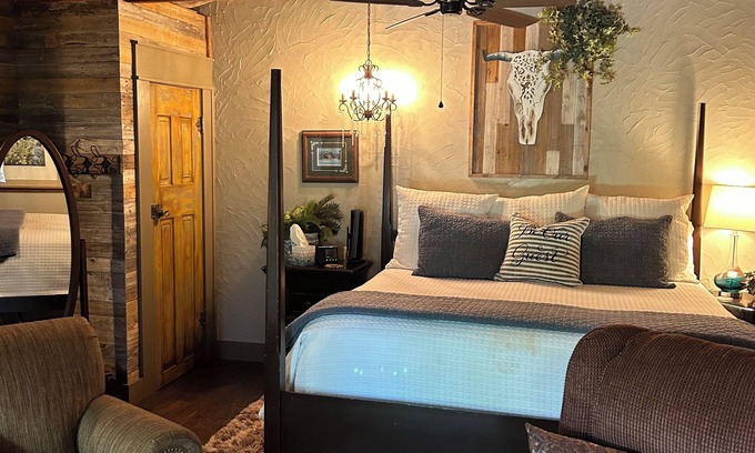Kerrville House | BoisD’Arc Bungalow & Suites - comfy Studio Type Bungalow - private