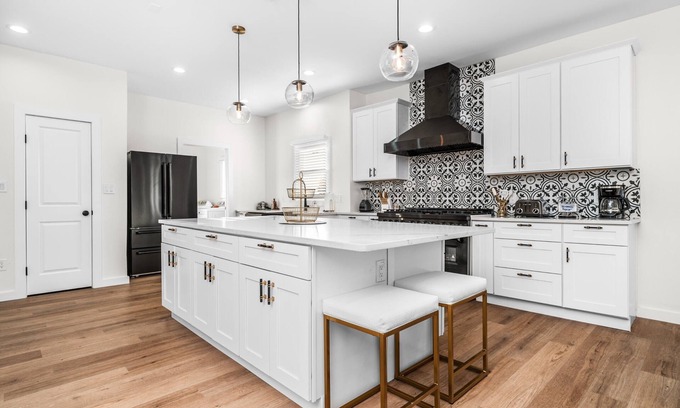 Eastside Promise Neighborhood Cottage | Bold Bright 4br/3.5full Baths Near Riverwalk Dtown