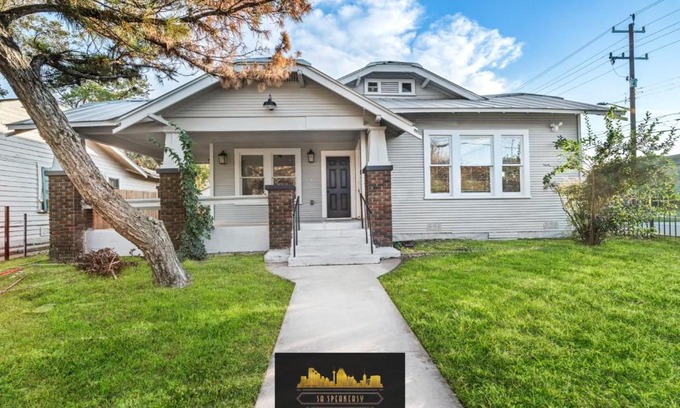 Eastside Promise Neighborhood House | Bold Bright 4BR3.5FULL BATHS Near Riverwalk Dtown