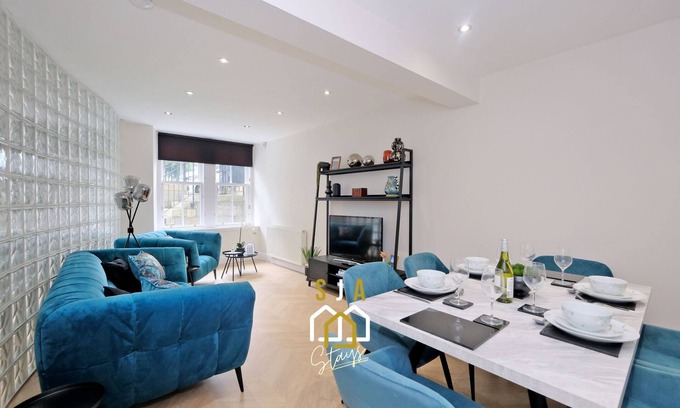 Central Aberdeen Apartment | Bon Accord Square - SJA Stays - Modern 3 Bed Apart