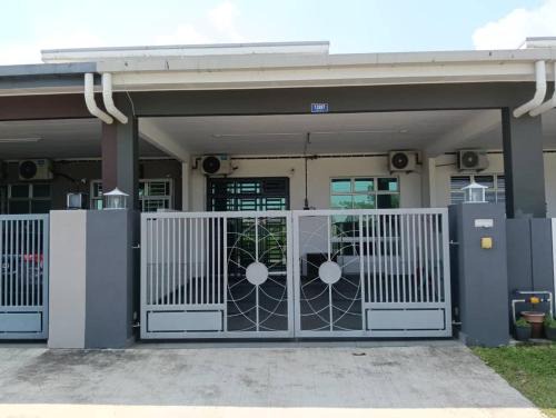 Daerah Kulai House | Bonda Homestay Kulai - Malay Only
