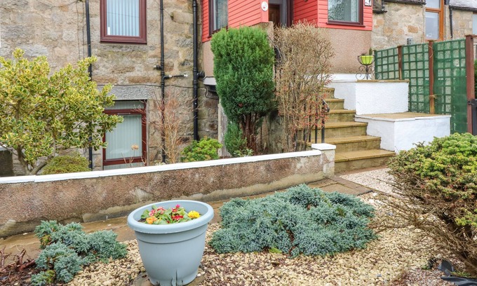 Huntly Apartment | BONNIE BIDE, family friendly, with a garden in Huntly