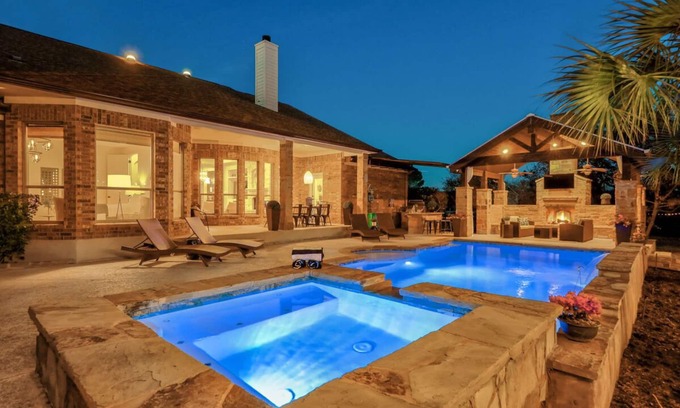 Austin House | *Book 4, Get 3 Free – Stay 7 Nights, Pay for 4!*