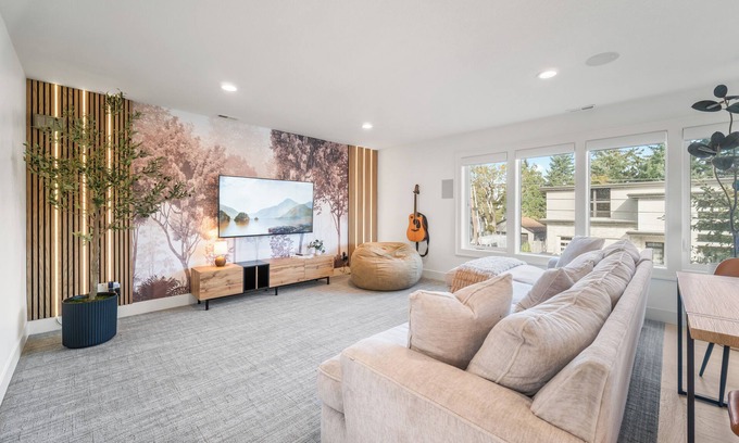Parkrose Heights House | BOOK 7 NITES AND GET A DISCOUNT 1 BEDROOM PRIVATE SUITE