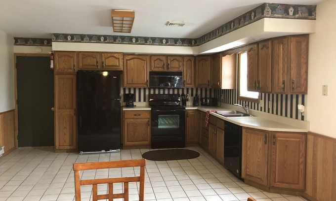 Nauvoo House | BOOK Hyrum Smith's Farm, Sleeps Up To 30!