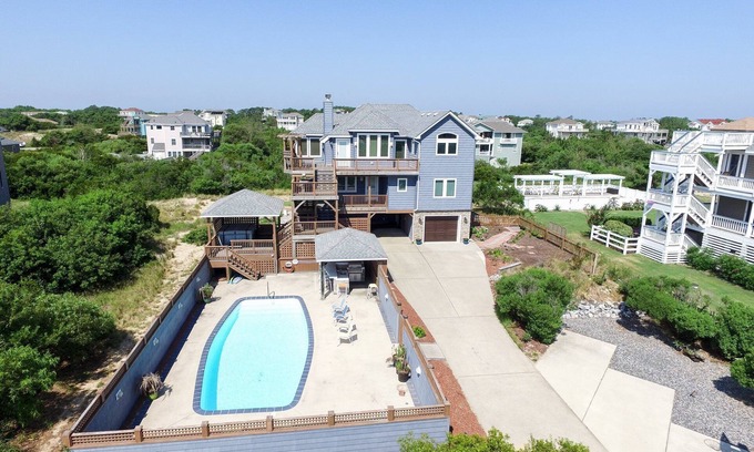 Whalehead Beach House | BOOK NOW! 7BR 8BA -Elevator, Salt water pool, min to beach