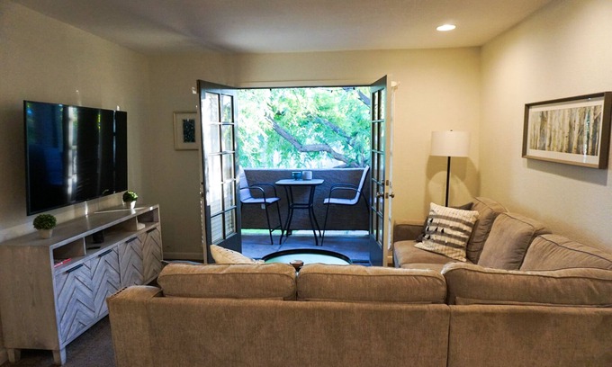 Las Colinas Horizontal Condo | Book Now! GREAT LOCATION 2Bd 2Ba, Pool View , Greenbelt, Walk the Silverado Path
