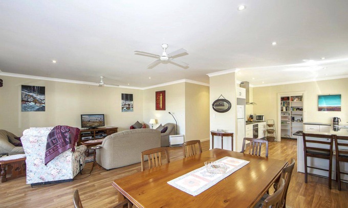 Patonga House | Book Wine & Sinker Pet Friendly