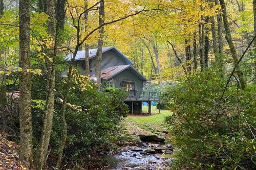 Boone House | Boone Cottage with Fire Pit and On-Site Creek!