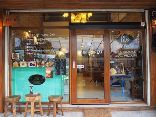 Chang Khlan House | Boonnark Bed Night Bazaar no car parking