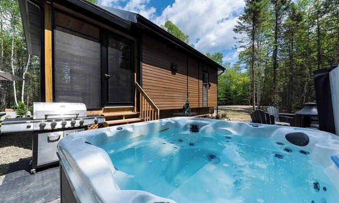 Baie-St-Paul Ski Chalet | Boréa 10: Tranquil Nature Retreat with Spa & BBQ