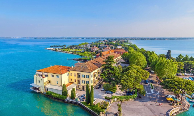 Pulciano Apartment | Borgo Degli Ulivi shared pool- 200m lake