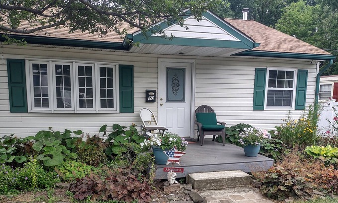 Doylestown House | Borough Bungalow Walking Distance to Fonthill Castle