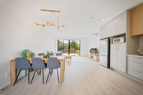 Botany Downs House | Botany Modern Townhouse Retreat