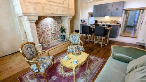 Perigueux Apartment | Boudoir de la Sagesse