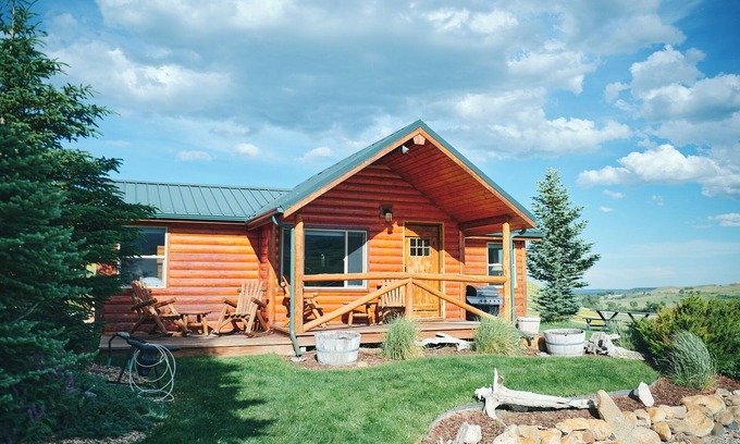 Saddlestring Cabin | Bounty of the Bighorns Cabin near Buffalo