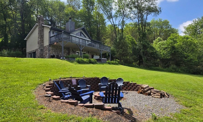 McHenry House | Bourbon Sunsets- 3-bedroom Dog-friendly home with Hot Tub and Gorgeous Views!