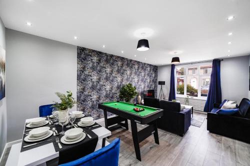 Parsloes Apartment | Boutique 4 Bedroom House in London - Parking