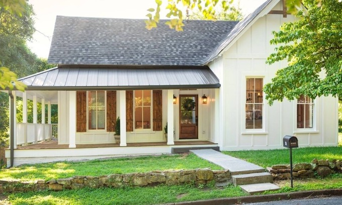 St. Elmo Improvement League House | Boutique St Elmo Farmhouse located only 7 min from Downtown Chattanooga