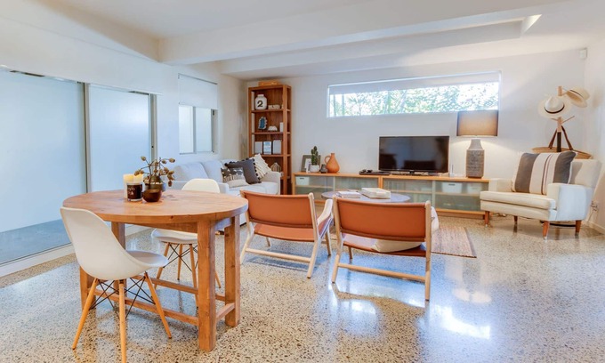 Coffs Harbour Apartment | Boutique studio in central location - walk to harbour, cafes and theatre!