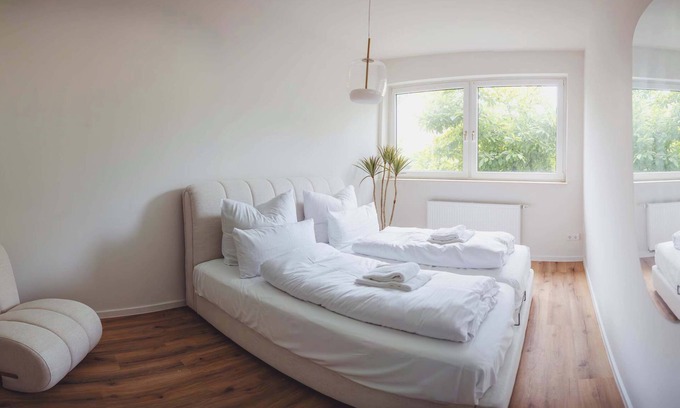 Celle Apartment | Boutique Suite by the Park w Parking
