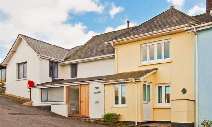 Salcombe Cottage | BOW COTTAGE, pet friendly, with open fire in East Portlemouth