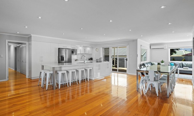 Glenorchy House | Bowden House -Huge Family Home In Hobart -8 Bedroom, 6 Bathroom, 5 Living zones