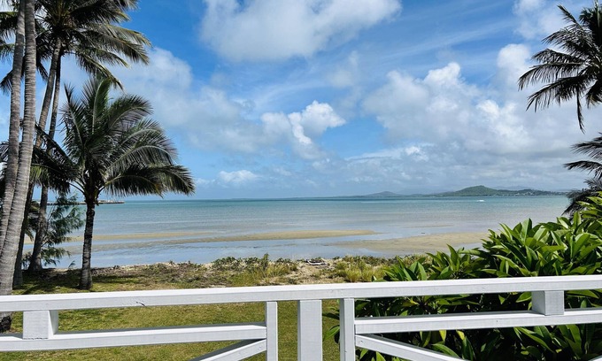 Bowen House | Bowen Beach House Absolute beachfront family holiday home
