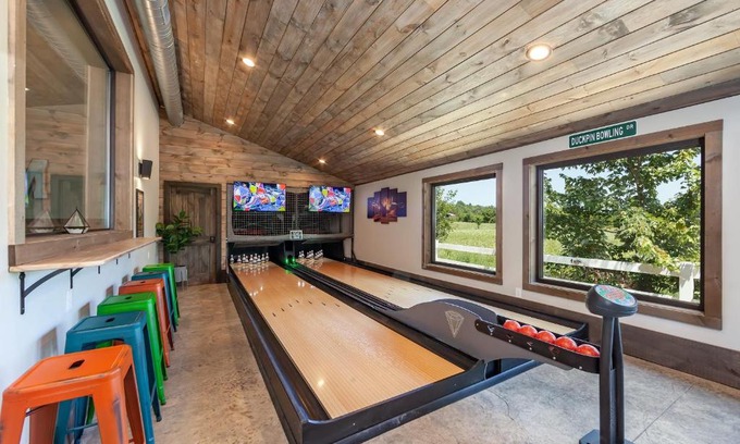 Wears Valley House | Bowling Waterfront Luxury MtnViews Pool Sleeps12