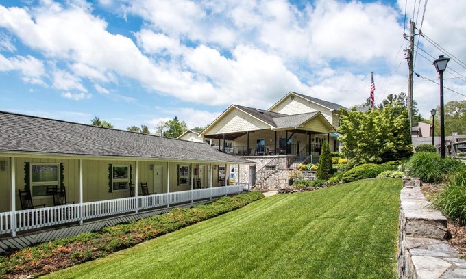 Blowing Rock Hotel | Boxwood Lodge Blowing Rock near Boone-University
