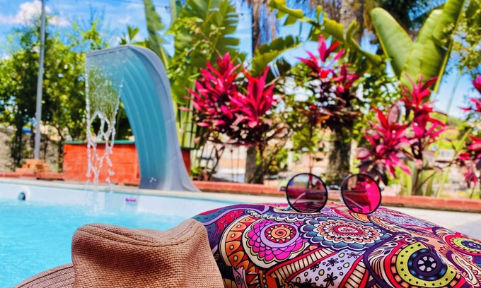 California Villa | Casa Charmosa em BH Piscina com Hidro, Cascata e Área Gourmet Privativa