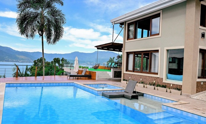 Praia das Cigarras House | House with view to IlhaBela - Heated SPA pool - Beach Tennis court