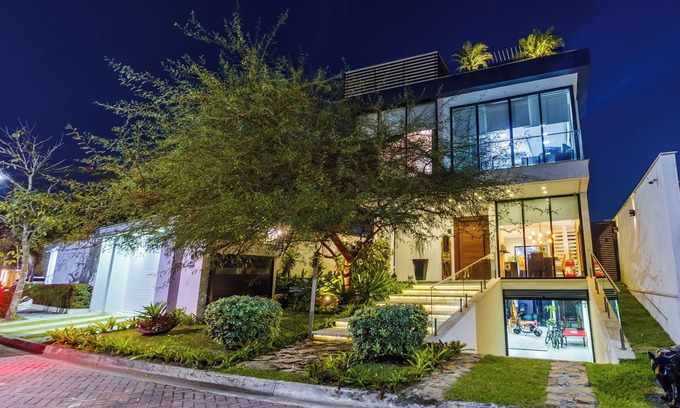 Recreio dos Bandeirantes House | 5 minutes from the beach High-end house with elevator and cinema room