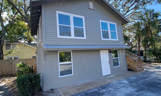 Bradenton Apartment | Bradenton duplex near downtown pier, harbor, Riverwalk & beaches. Pet friendly!