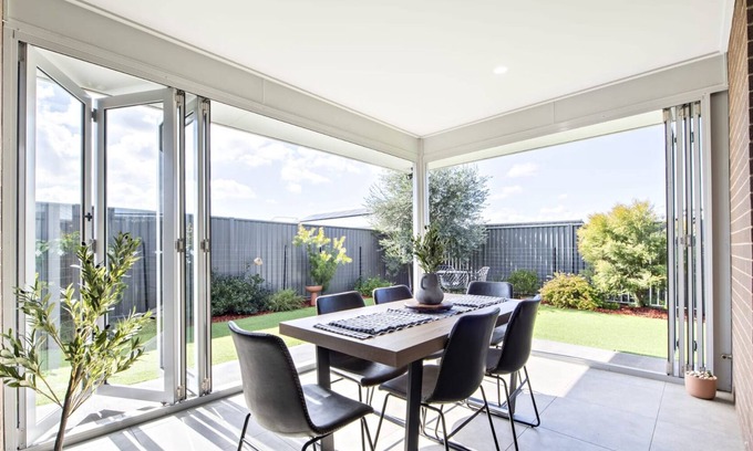 Dubbo House | Bradford House - Sleek & Modern, Serene Escape