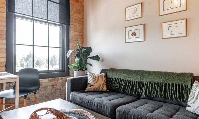 Stratford Apartment | Bradshaw Lofts: The Songbird